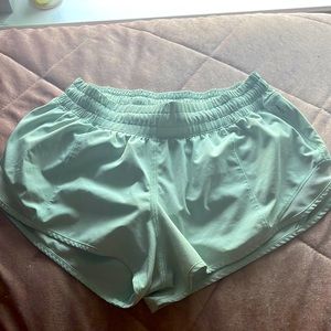 Lululemon hotty hot low-rise lined shorts 2.5” size 6